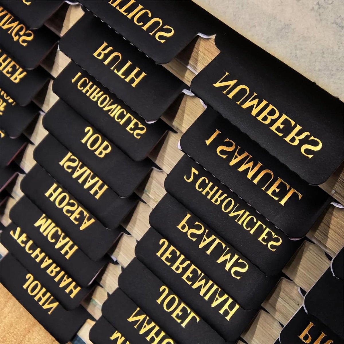 75 Stuks Zwarte Bijbel Tabs voor Mannen en Vrouwen, Gelamineerde Index Tabs met Gouden Foliedruk, Herpositioneerbare Grote Bijbel Boek Tabs voor Gemakkelijk Gebruik