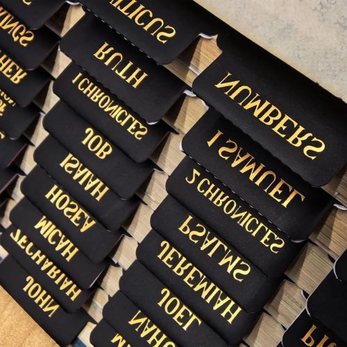 75 Stuks Zwarte Bijbel Tabs voor Vrouwen en Mannen, Gelamineerde Index Tabs met Gouden Folie, Herpositioneerbare Grote Bijbel Boek Tabs voor Organisatie en Gebruiksgemak
